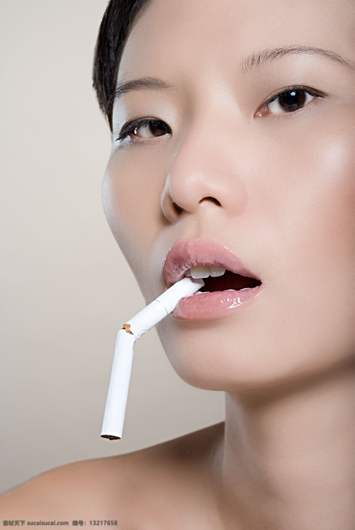 性感美女 吸烟 美女 女人 模特 魅力 嘴唇 折断的香烟 白嫩 肌肤 炫彩 白色 表情 化妆 柔嫩 光泽 性感 创意 海报 高清图片 美女图片 人物图片