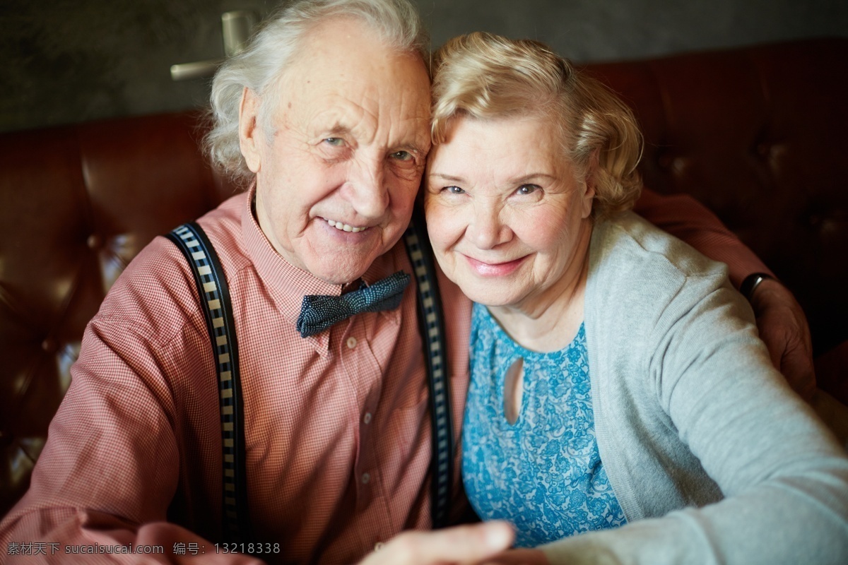 紧紧 相 拥 老年 夫妻 现代大家庭 外国家庭 老夫妻 祖父母 外祖父母 甜蜜 幸福 笑容 晚年生活 生活人物 人物图片