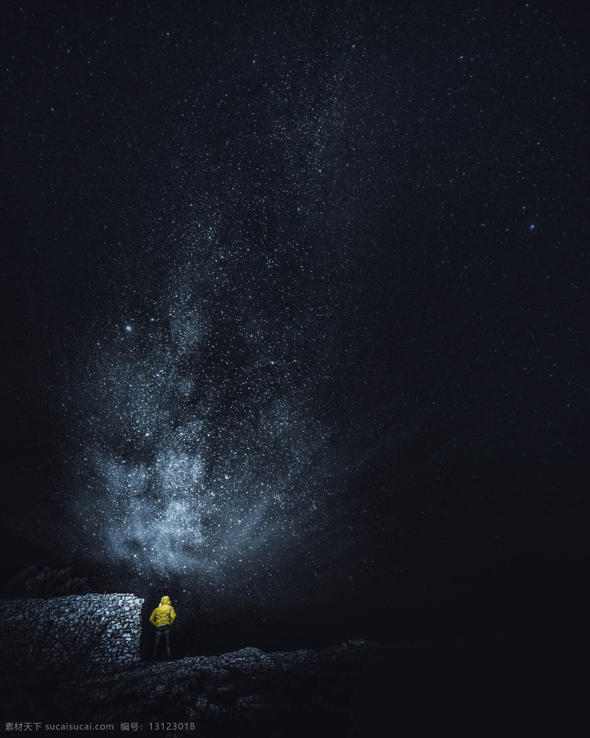 黑夜 星空 星星 夜晚 黑色 白色 背影 星光 光 唯美 桌面 壁纸 山上 石墙 封面 寂静 背景 背景图 孤独 享受 人物图库 人物摄影