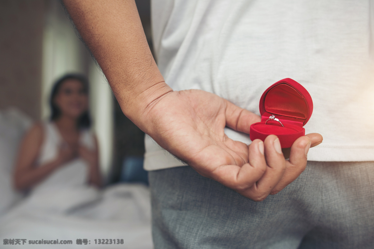 戒指 红色戒指 打开戒指盒 求婚场景 女士惊喜 女士感动 男士背影 男士背部 藏戒指 情人节 人物图库 其他人物
