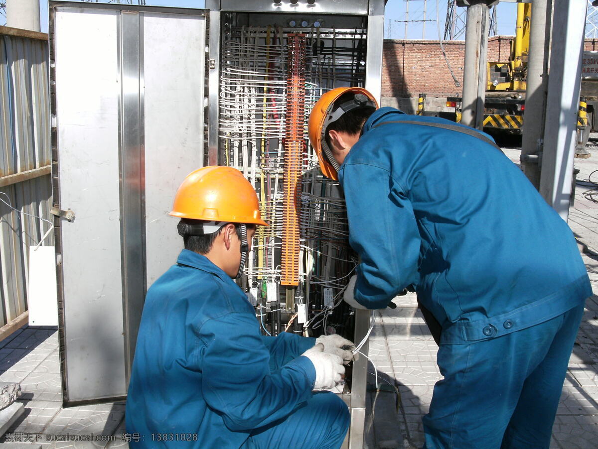 变电站 操作 箱 检修 电力 工作 作业 工业 场景 工人 操作箱 工业生产 现代科技