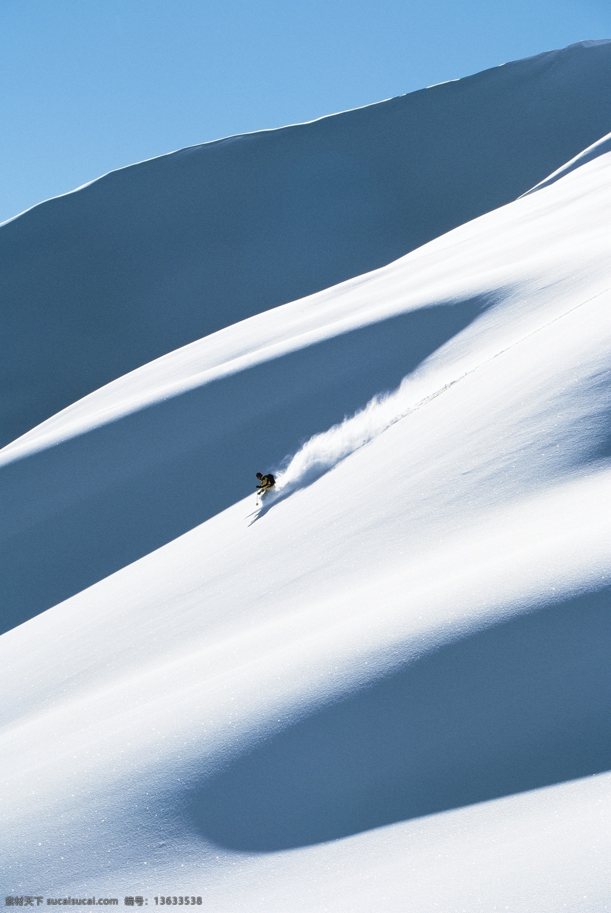 飞速 下滑 滑雪 运动员 高清 冬天 雪地运动 划雪运动 极限运动 体育项目 速度 运动图片 生活百科 雪山 风景 摄影图片 高清图片 体育运动 白色