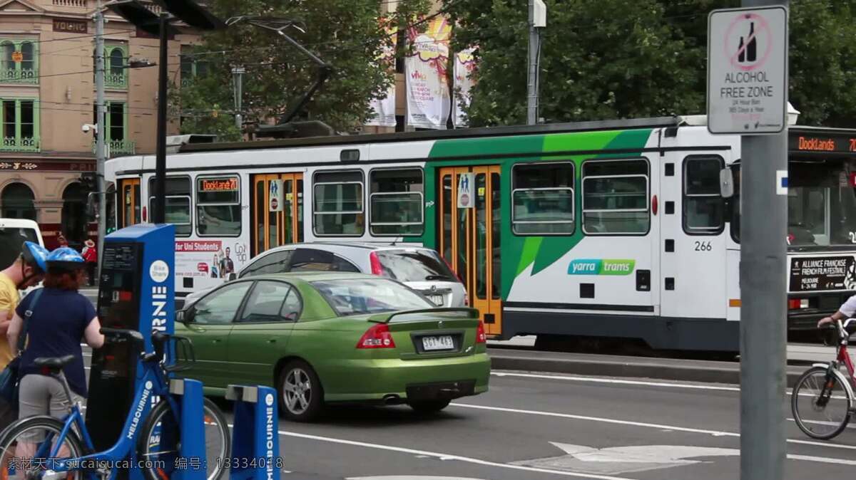墨尔本 美联储 广场 电车 城镇和城市 运输 有轨电车 澳大利亚 移动 火车 公共交通 旅游 交通 红绿灯 自行车 周期 头盔 人 公众的 行人 镇 城市的 路 忙碌的 拥挤的
