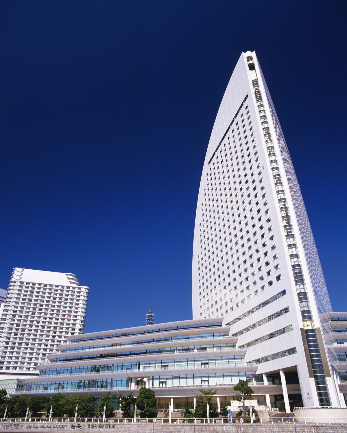 蓝天 下 会议中心 建筑 大楼 白色大楼 建筑摄影 建筑园林