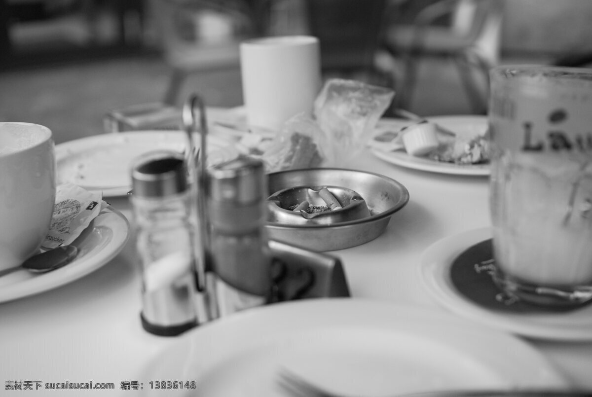餐桌 烟灰缸 黑白 烟灰 烟头 烟 香烟 灰烬 玻璃烟灰缸 静物 近景 局部 特写 生活素材 生活百科