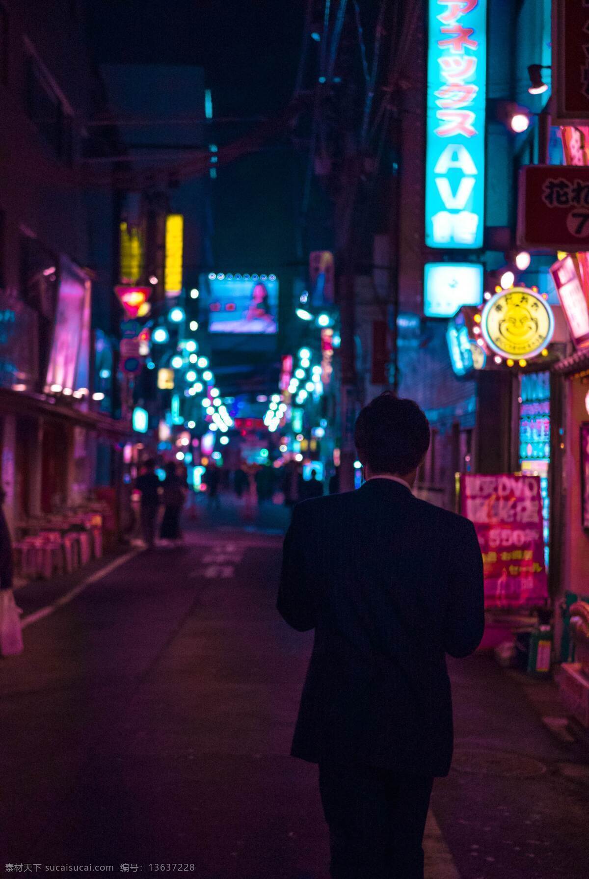 夜晚 小巷 背影 巷子 霓虹灯 行人 街边 店铺 灯火 店招 招牌 男性 男人 人物图库 男性男人