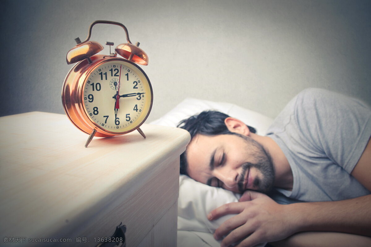 安睡的帅哥 入梦 梦乡 帅哥 睡觉 睡眠 安睡 熟睡 早睡早起 睡眠质量 清晨 闹钟 钟表 闹表 床铺 枕头 白色 床头柜 闹铃 时钟 表盘 睡姿 侧躺 沉睡 健康 健康生活 睡眠健康 医疗 保健 人物图库 日常生活