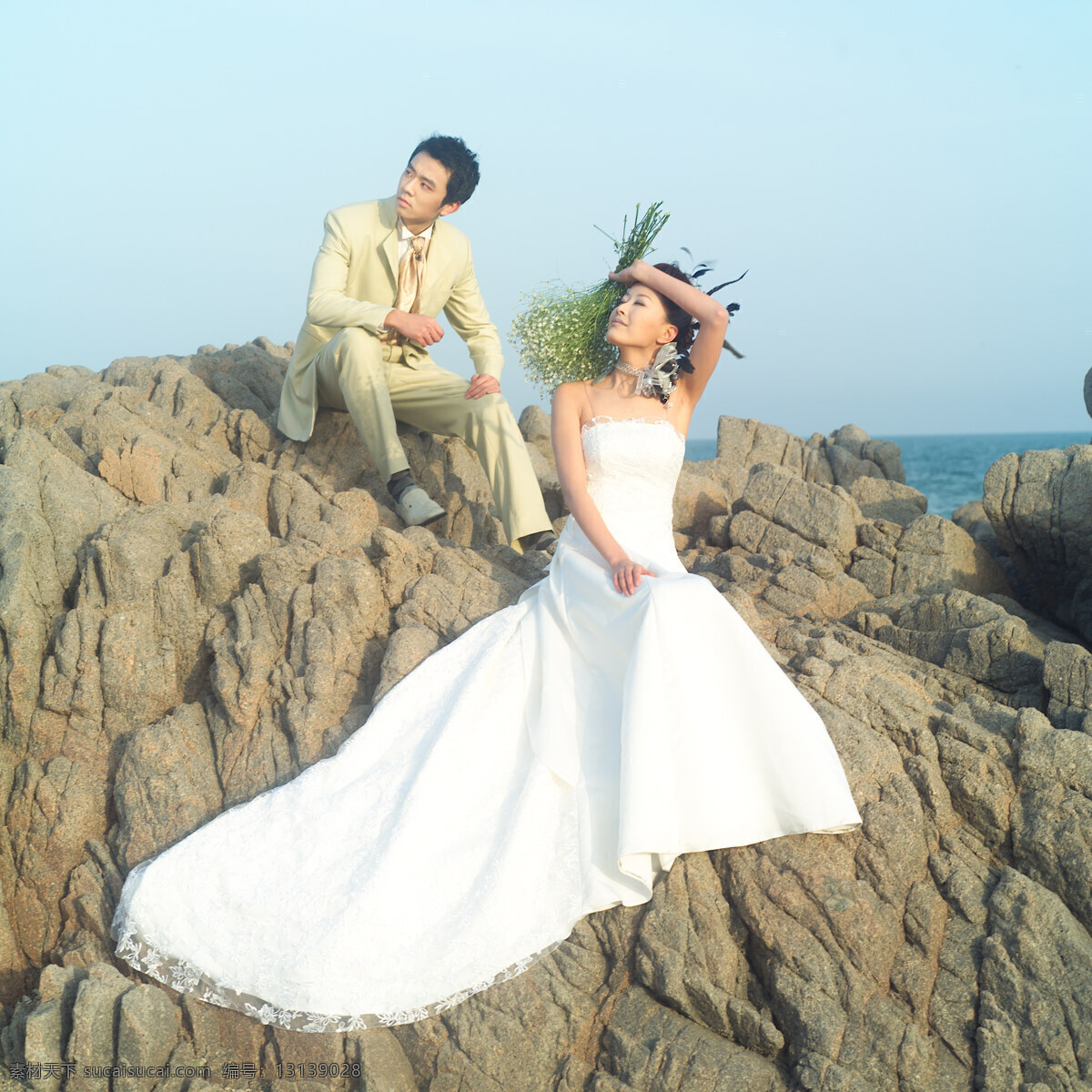 海滩 婚纱 婚纱样片 蓝色 恋人 情侣 情人 人物 海边之恋 新娘 写真 天空 鲜花 人物摄影 人物图库 psd源文件
