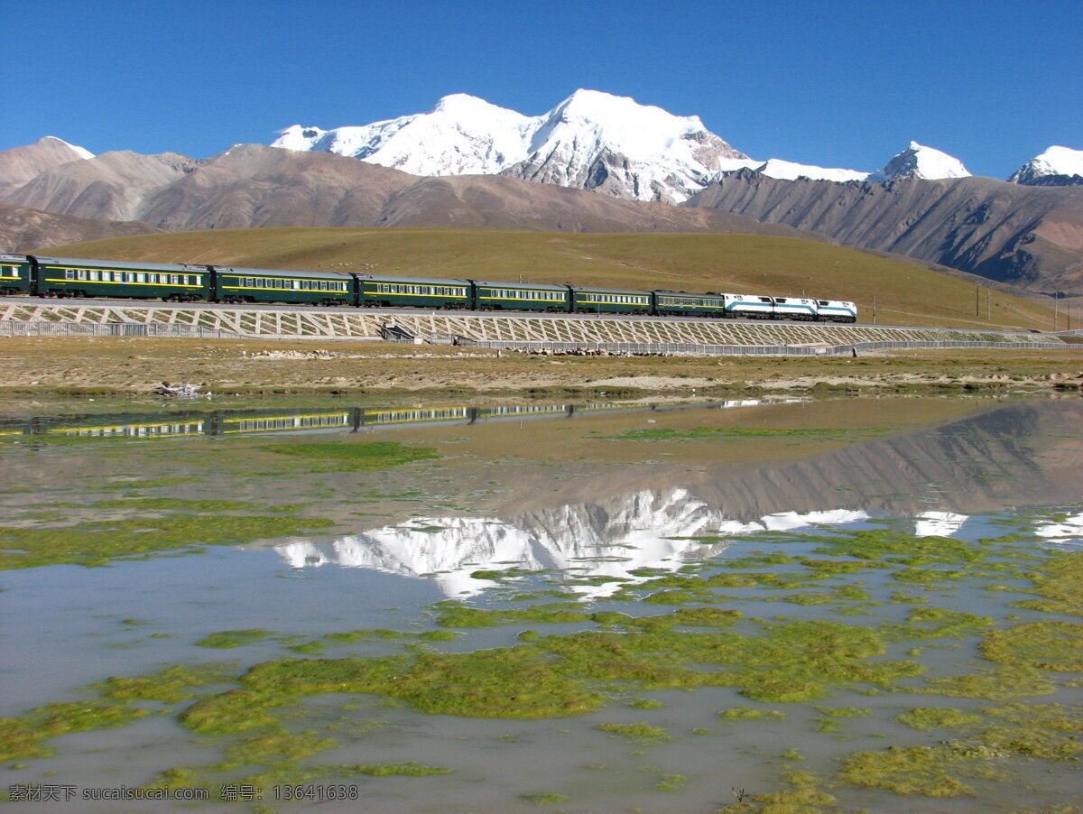 青藏铁路 蓝天 雪山 火车 列车 倒影 西藏 旅游摄影 国内旅游 摄影图库
