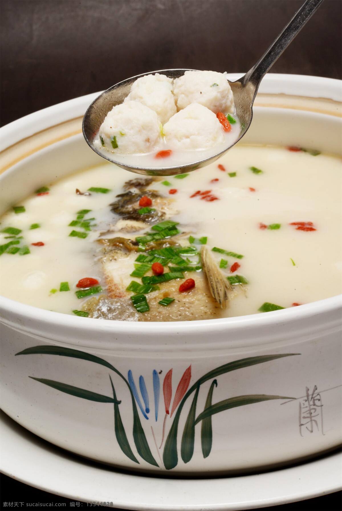 鱼汤 全鱼砂锅 奶汤 鱼锅 煲汤 诱人 美味 美食 传统美食 餐饮美食