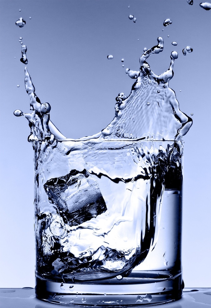 水杯里的冰块 蓝色 冰块 水杯 杯子 玻璃杯 瞬间 溅起 水花 动感 高清图片 饮料酒水 餐饮美食