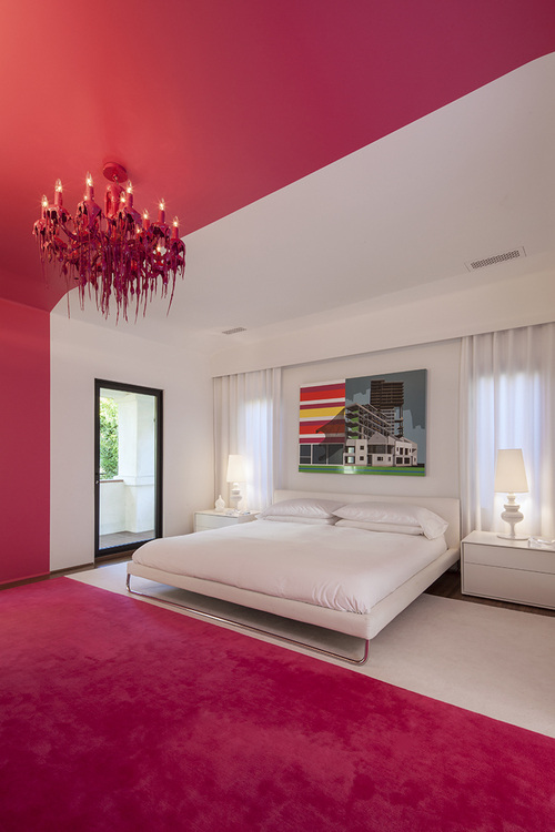 现代 浪漫 卧室 玫 红色 地板 室内装修 效果图 卧室装修 白色背景墙 玫红色吊灯 白色床头柜