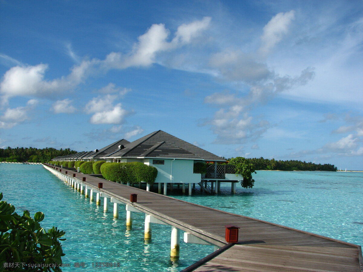 马尔代夫 太阳岛 风景 栈桥 水上屋 度假村 树木 海面 蓝天白云 景色优美 印度洋 旅游王国 旅游摄影 国外旅游