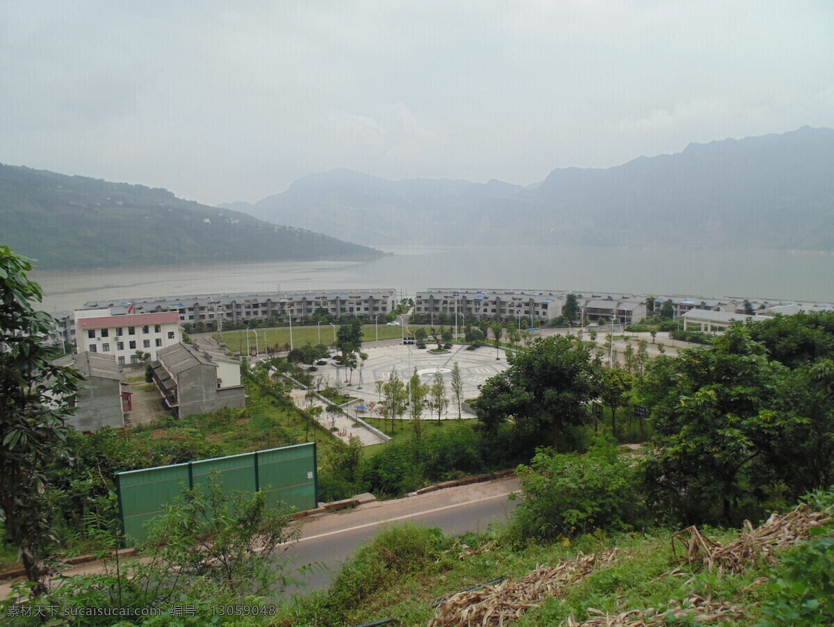 山区的学校 云南 金沙江畔 学校 房屋 群山 薄雾 俯瞰 山水云南 自然景观 建筑景观