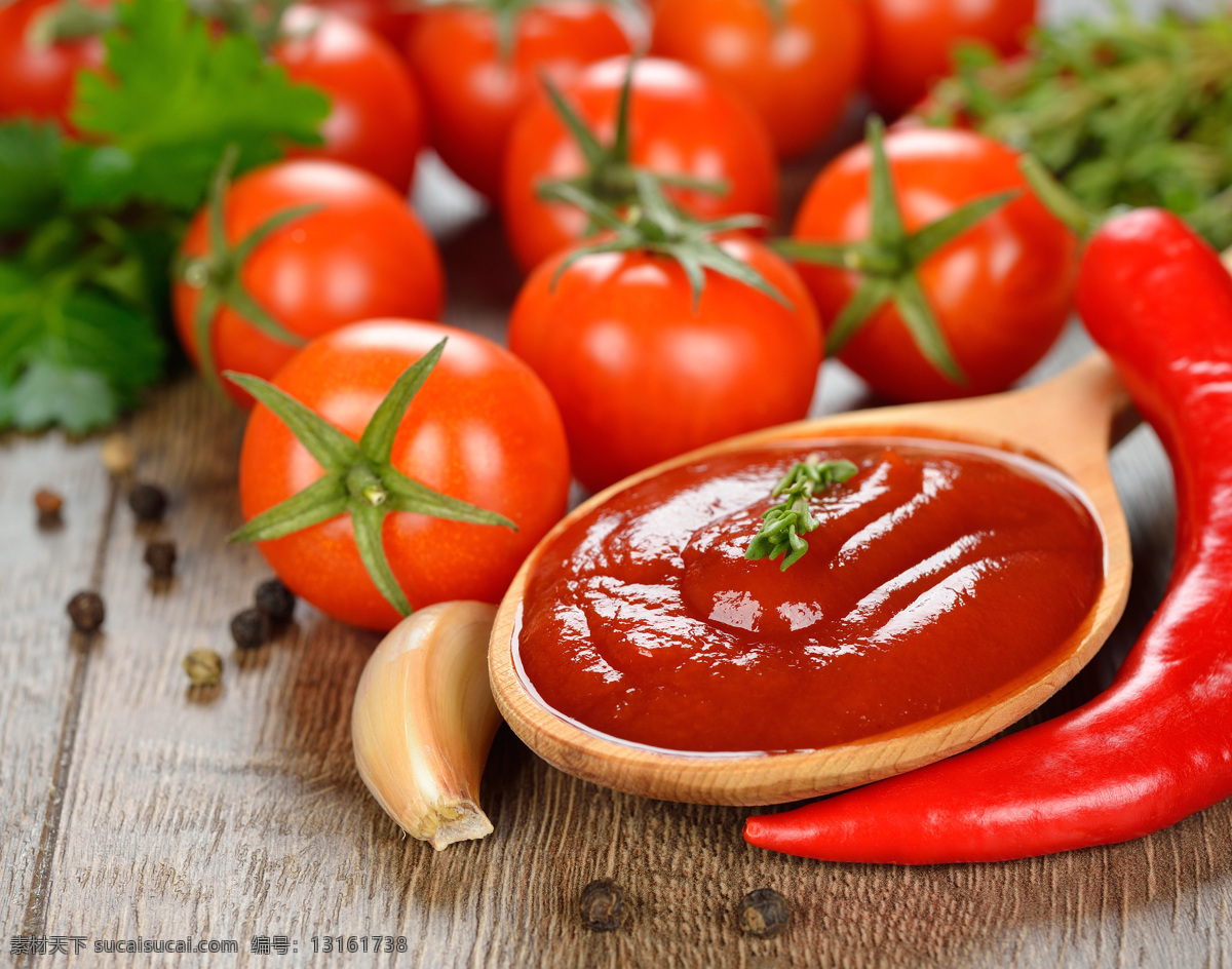 木板 上 番茄 香料 新鲜蔬菜 大蒜 红辣椒 番茄酱 水果蔬菜 餐饮美食 红色