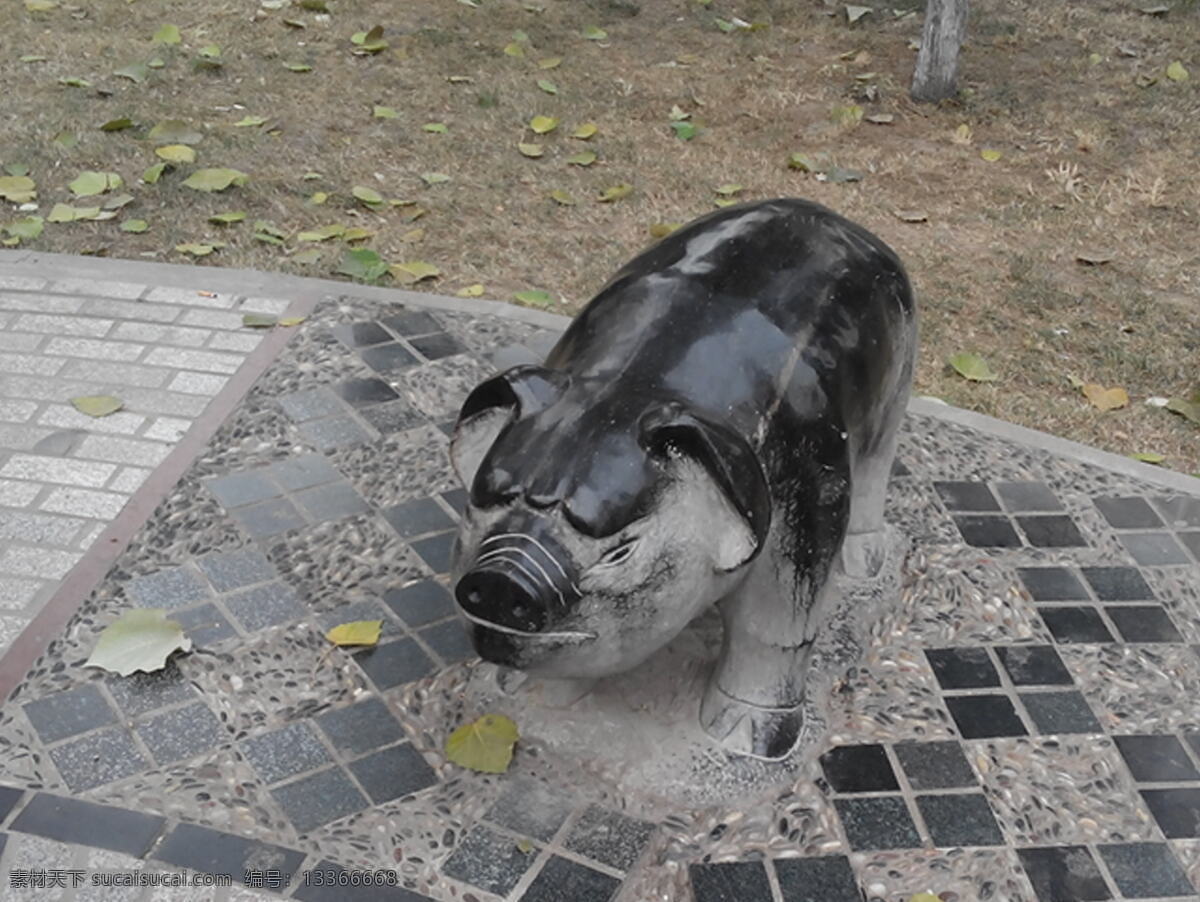 十二生肖亥猪 十二生肖 雕塑 游玩 草地 绿叶 砖块 亥猪 共享拍摄图 建筑园林