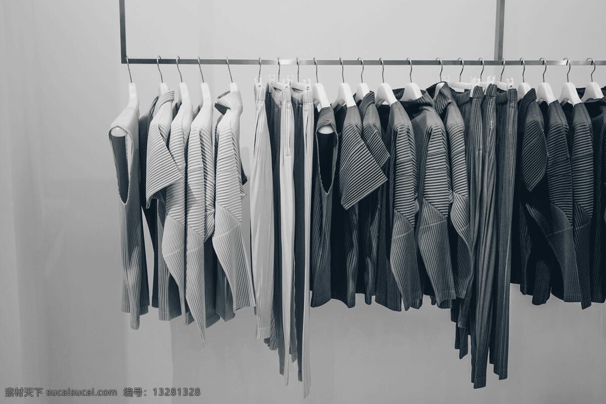 精品女装 精品 品质 女士 衣服 服装 售卖 专卖店 店 店里 试衣间 商场 女装 时尚 潮流 典雅 素色 素雅 黑白灰 灰色系 冷色系 生活百科 生活素材