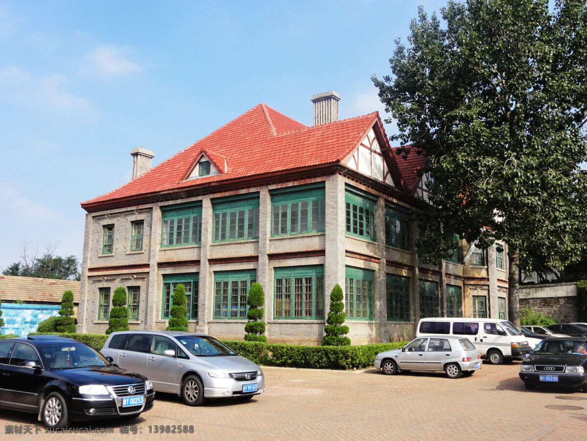 烟台城市建筑 烟台山公园 西式红顶楼房 树木 花树 汽车 建筑摄影 建筑园林