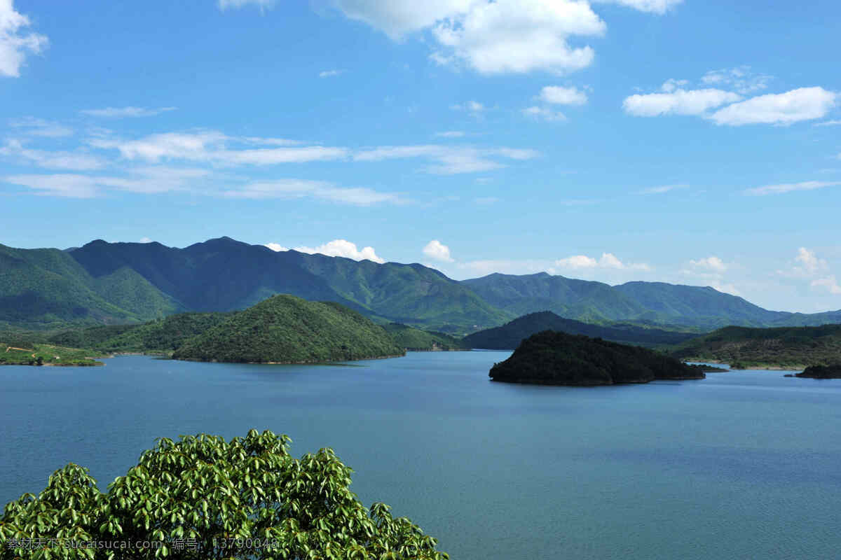 静谧卢湖 蔚蓝的天空 群山 静谧的湖水 山水风景 自然景观