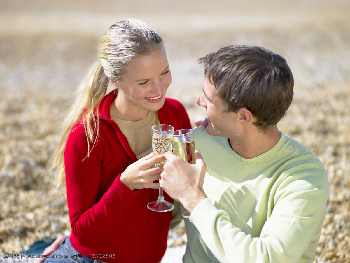 杯子 玻璃杯 红色 户外 酒杯 浪漫 美女 男女 人物 人物2 男人 石子 围巾 微笑 人物摄影 人物图库 矢量图 日常生活