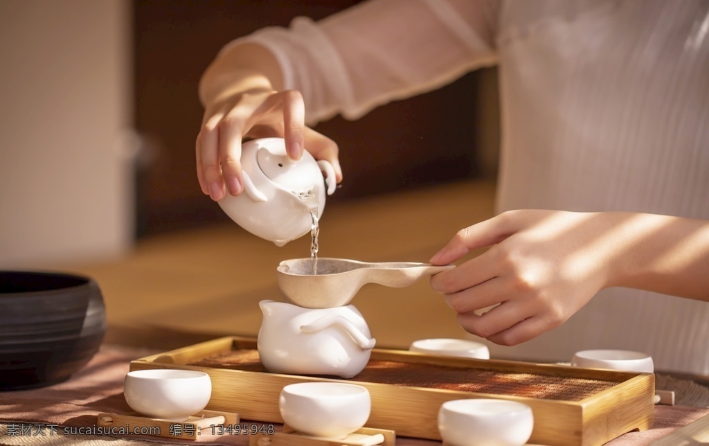 茶室中烹茶 茶叶 烹茶 茶文化 倒茶 中国传统 中国文化 待客 交友 会友 安静 平和 中正 生活百科 餐饮美食