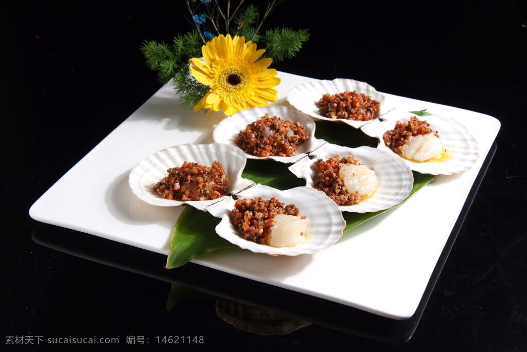 法式澳带 精致摆盘 西式佳肴 餐饮美食 海鲜料理 贝壳造型 高级餐厅 创意美食 法式烹饪 美味佳肴 黑色背景 白色餐盘 食物装饰