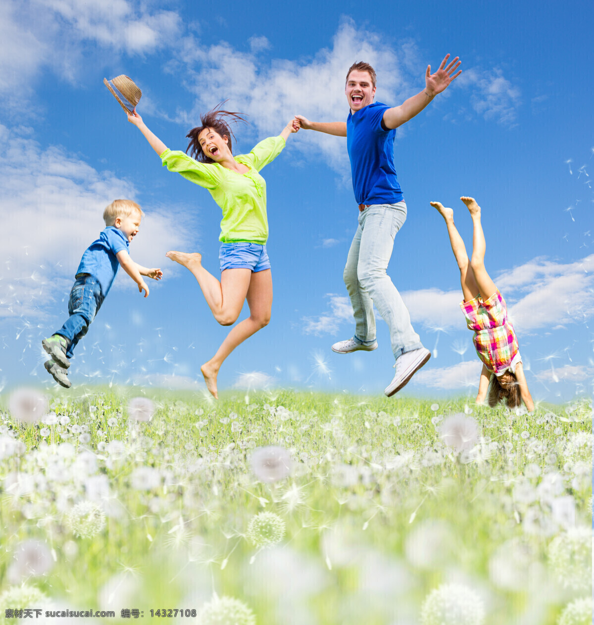 草地 上 飞跃 一家 四口 幸福开心 家庭 一家人 爸爸 妈妈 小女孩 小男孩 大人小孩 生活人物 人物图片