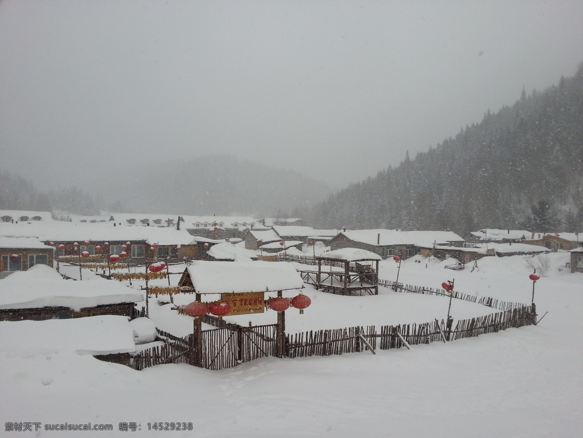 雪乡 篱笆 树 民居 灯笼 栅栏 远山 国内旅游 旅游摄影 灰色