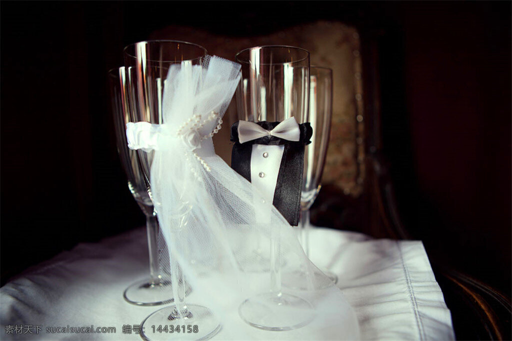 新婚 高脚杯 玻璃杯子 香槟杯子 婚礼酒杯 新人情侣 人物图片