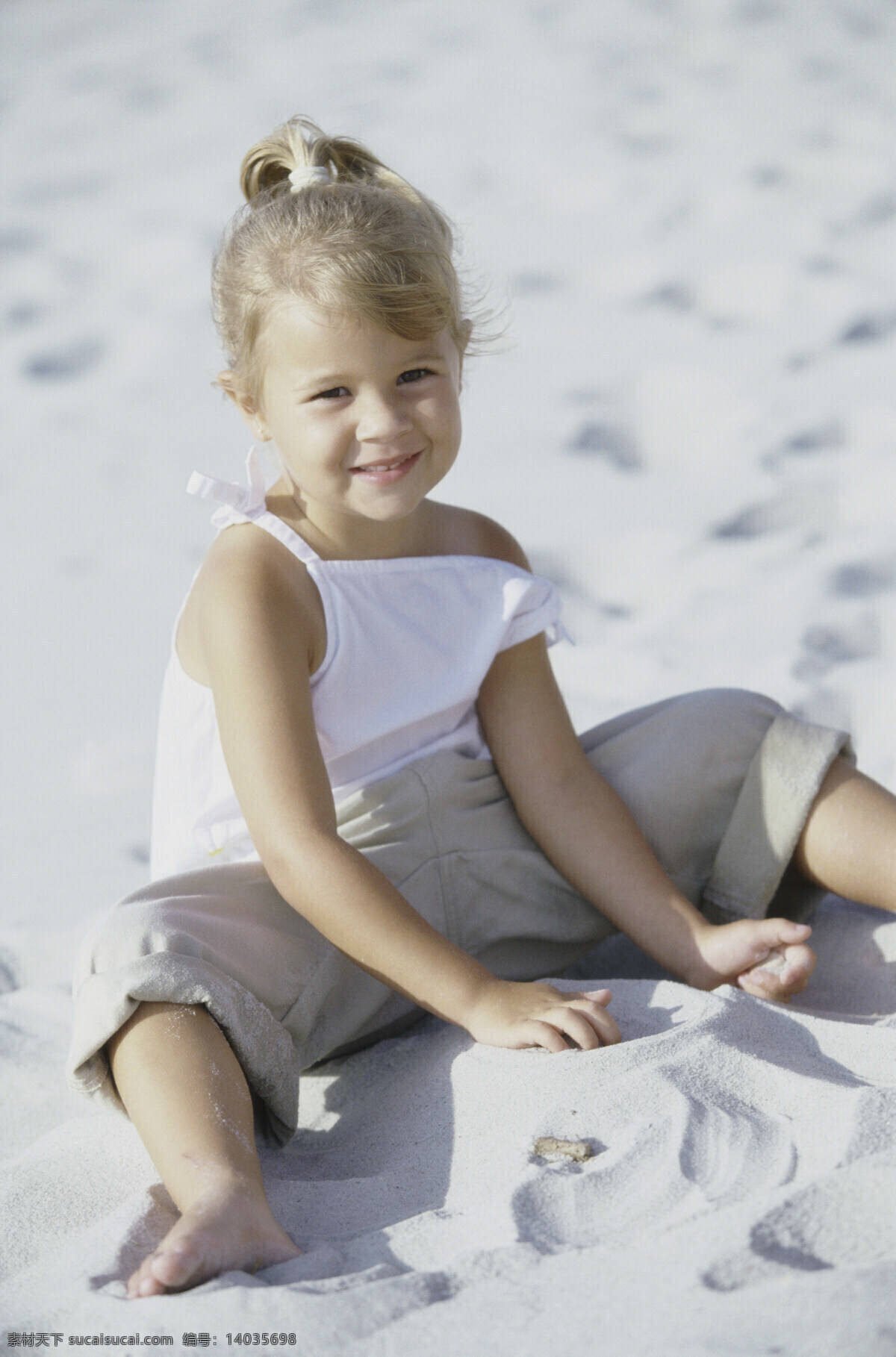 沙滩 上 玩 沙子 小女孩 海边人物 海滩 外国儿童 可爱 玩沙子 生活人物 人物图片