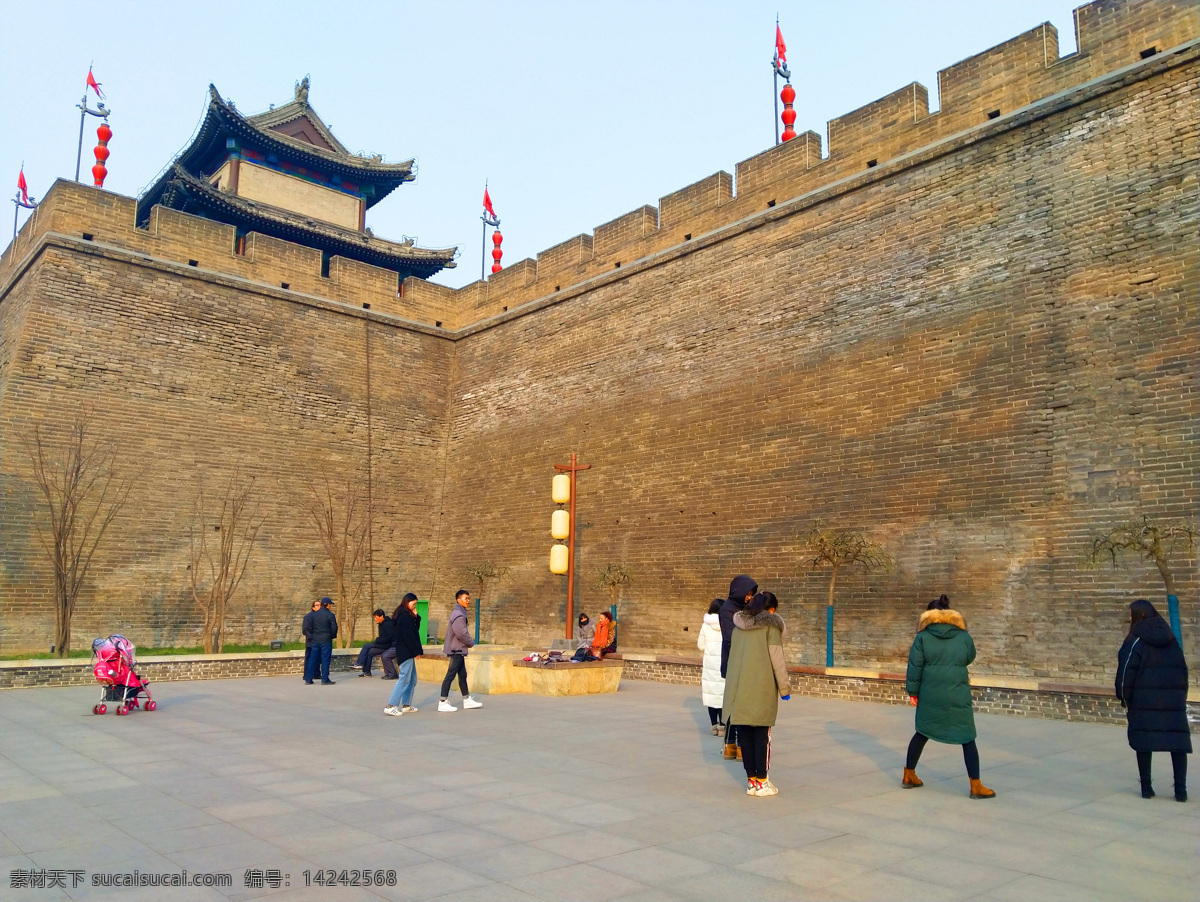 古城 墙 下 乐园 游人 古城墙 天空 广场 建筑景观 自然景观