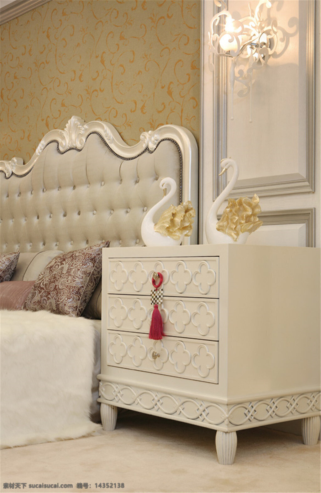 现代 时尚 卧室 黄色 花纹 背景 墙 室内装修 效果图 卧室装修 白色床头柜 天鹅装饰 深色抱枕